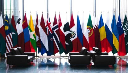 etiquettes to display flags in office