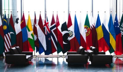 etiquettes to display flags in office